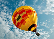 飞翔在蓝天白云中的唯美热气球图片