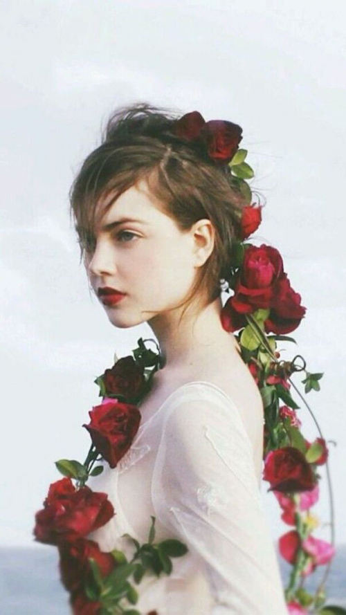 点击大图看下一张：森系唯美个性图片女生 带着玫瑰