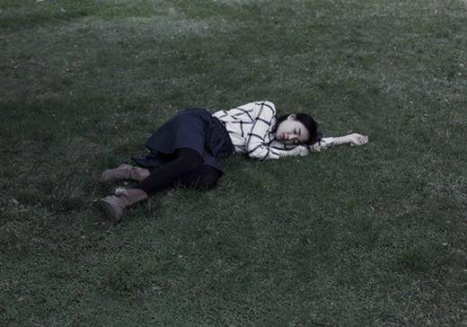点击大图看下一张：躺倒草地非主流伤感意境女图大全
