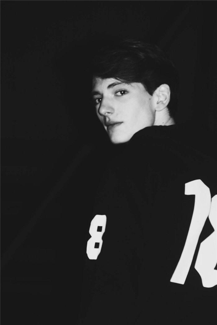 点击大图看下一张:IPhone7欧美范唯美黑白壁纸