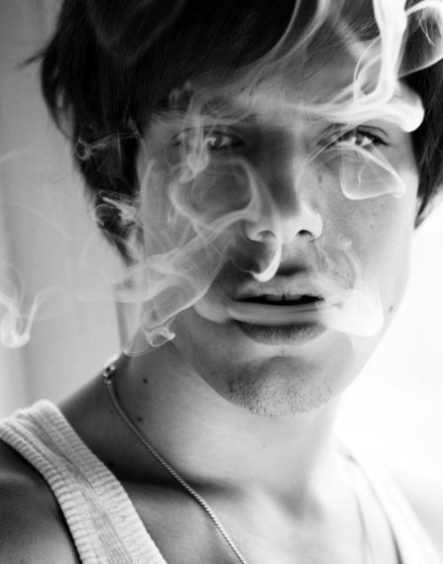 点击大图看下一张：拽拽的欧美黑白男生抽烟个性图片