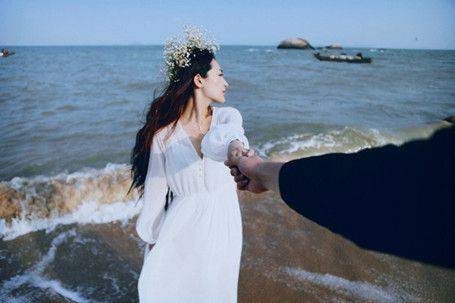 点击大图看下一张：海边浪漫情侣爱情图片