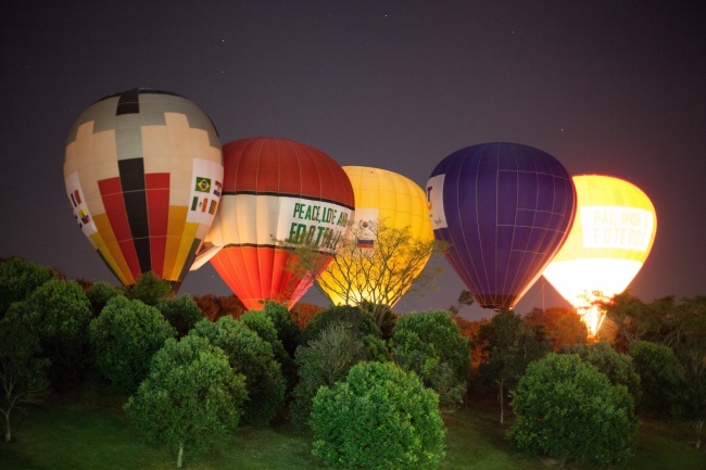 点击大图看下一张：唯美梦幻的彩色热气球图片