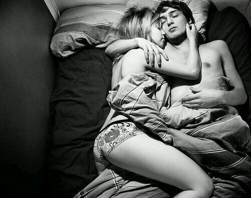 点击大图看下一张：非主流甜蜜欧美情侣拥抱入睡图片