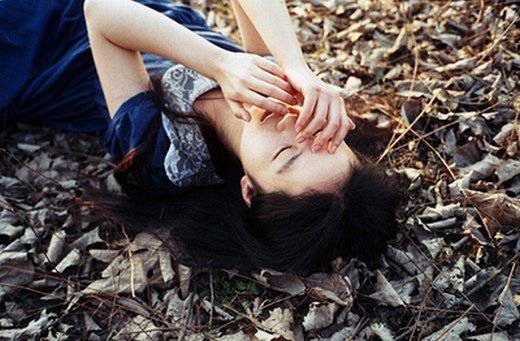 点击大图看下一张：安静的非主流伤感女生图片