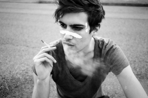 点击大图看下一张：欧美男生抽烟黑白伤感个性图片