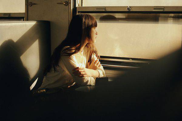 点击大图看下一张:复古车厢暖冬唯美lomo意境写真