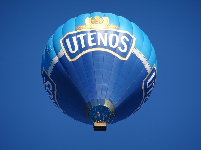 点击大图看下一张：飞翔在蓝天白云中的唯美热气球图片