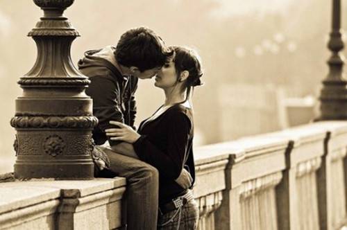 点击大图看下一张：情侣甜蜜图片接吻唯美