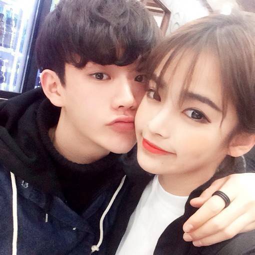 点击大图看下一张:情侣搞怪非主流自拍图片一男一女配对