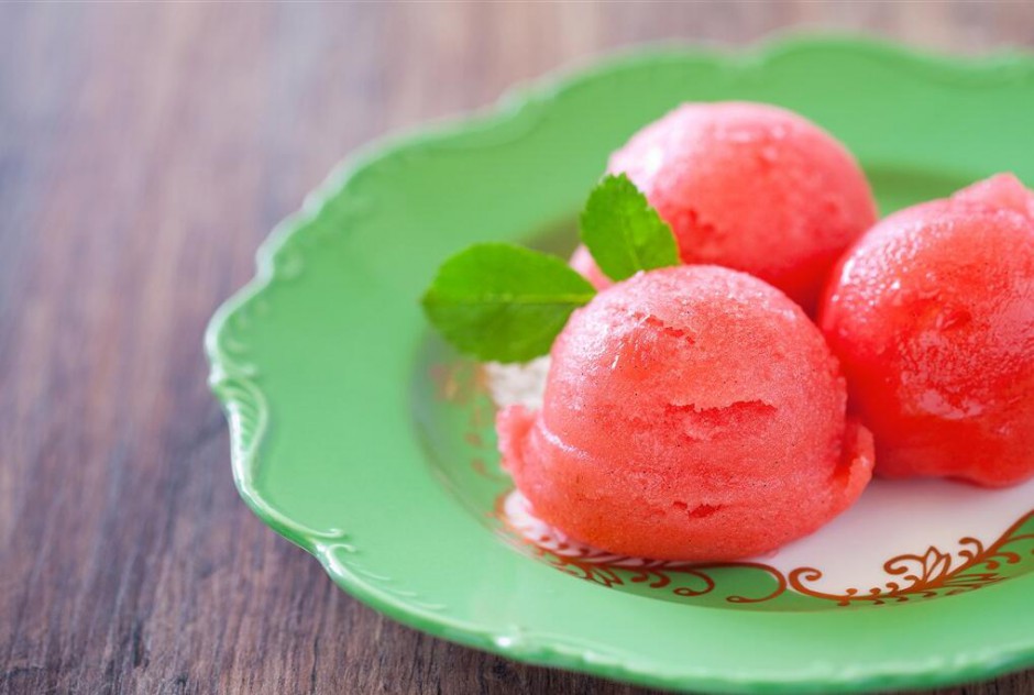 点击大图看下一张：自制草莓冰淇淋唯美高清图片