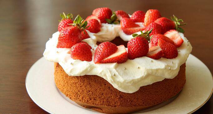 点击大图看下一张：圆形的奶油草莓蛋糕图片