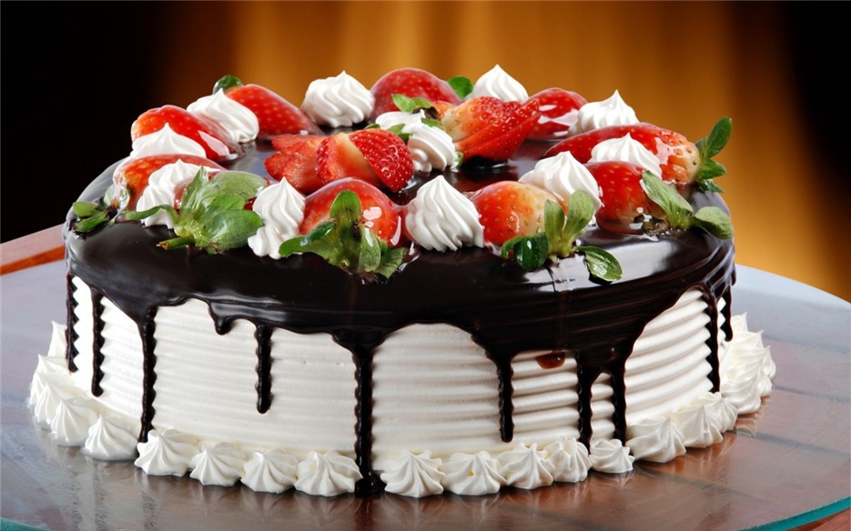 点击大图看下一张：诱人美味的巧克力草莓蛋糕图片