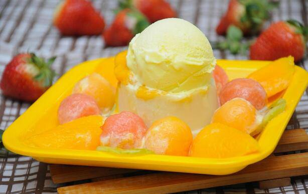 点击大图看下一张：泰国榴莲冰淇淋甜点美食图片