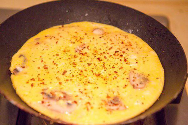 点击大图看下一张：营养美味奶酪口蘑烘蛋摄影图