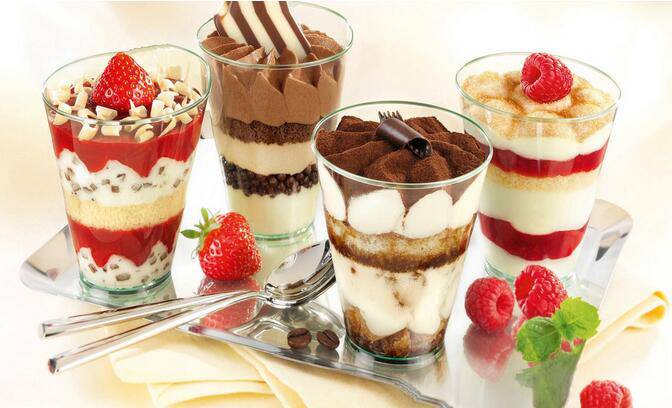 点击大图看下一张：草莓巧克力冰淇淋高清图片