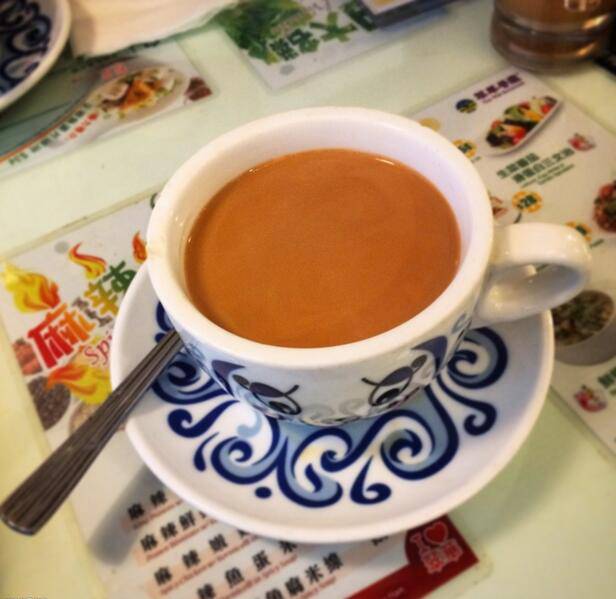 点击大图看下一张:一杯经典原味奶茶图片