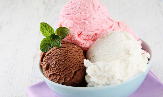 点击大图看下一张：甜腻的三色冰淇淋图片