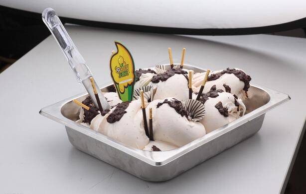 点击大图看下一张：美味的巧克力冰淇淋图片