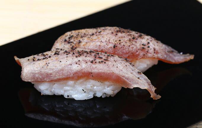 点击大图看下一张：精选黑椒吞拿鱼寿司图片