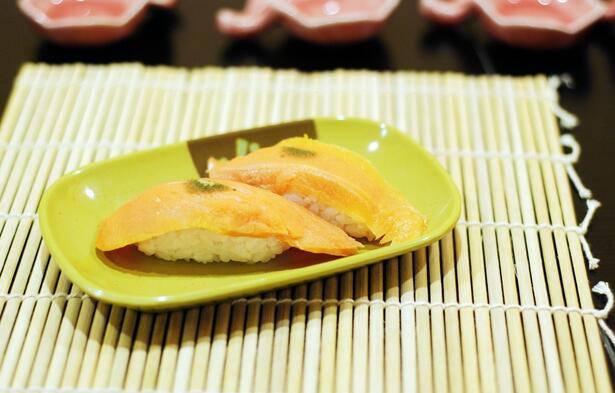 点击大图看下一张：鲜美的香芒三文鱼寿司图片