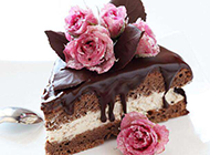 精美的巧克力玫瑰蛋糕图片