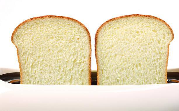 点击大图看下一张：两片吐司面包摄影图片