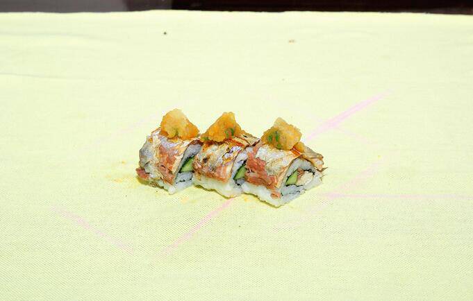 点击大图看下一张：熟秋刀鱼寿司卷图片
