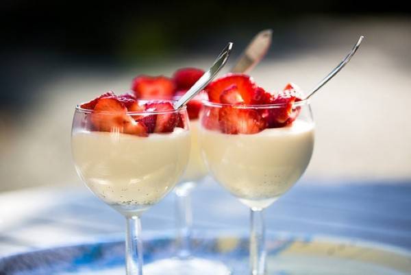 点击大图看下一张：浪漫的草莓甜点味道香甜诱人