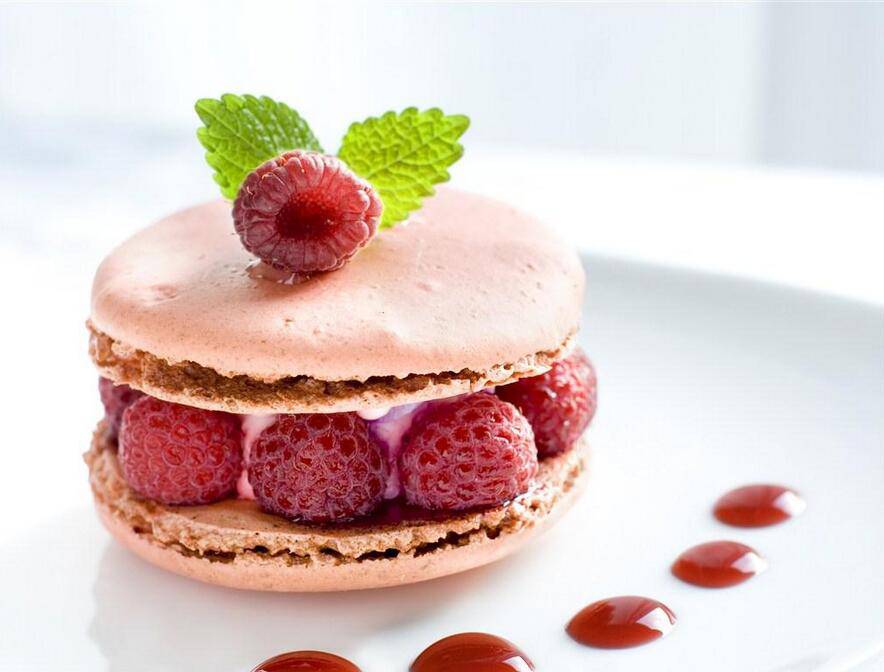 点击大图看下一张：巧克力奶油树莓蛋糕精美图片