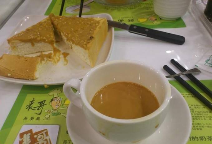 点击大图看下一张：简单好吃的奶茶土司摄影图片