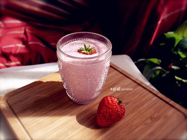 点击大图看下一张：酸奶草莓奶昔口感香甜幼滑