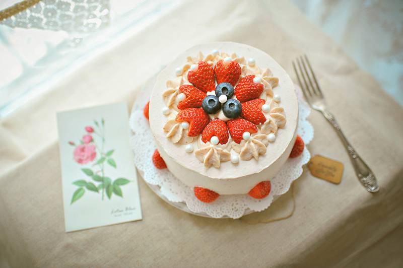 点击大图看下一张：草莓奶油蛋糕让你爱不释手
