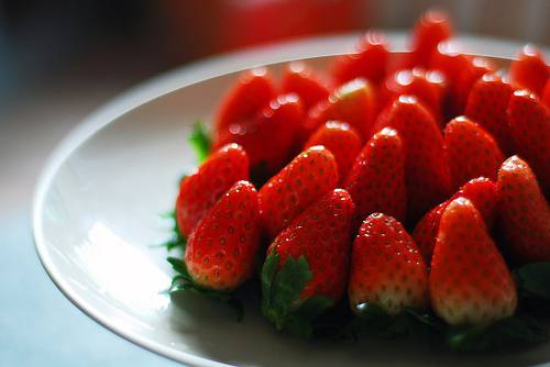 点击大图看下一张：鲜甜诱人的草莓甜点图片