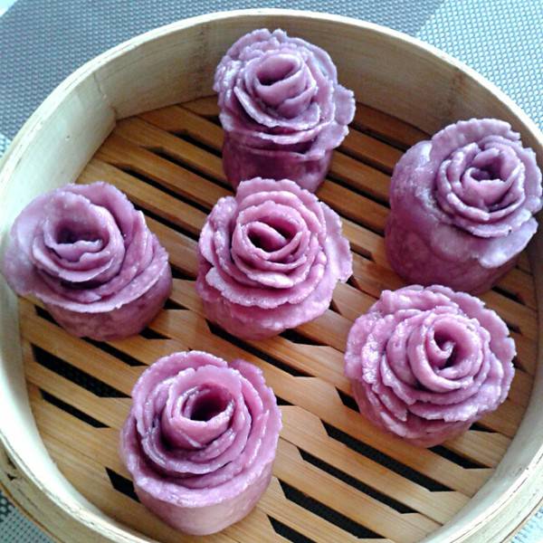 点击大图看下一张：紫薯玫瑰馒头营养美味