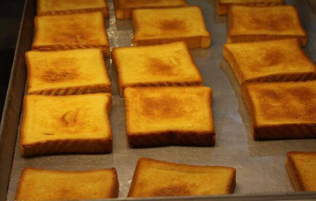 点击大图看下一张：最新现烤方块面包摄影图片