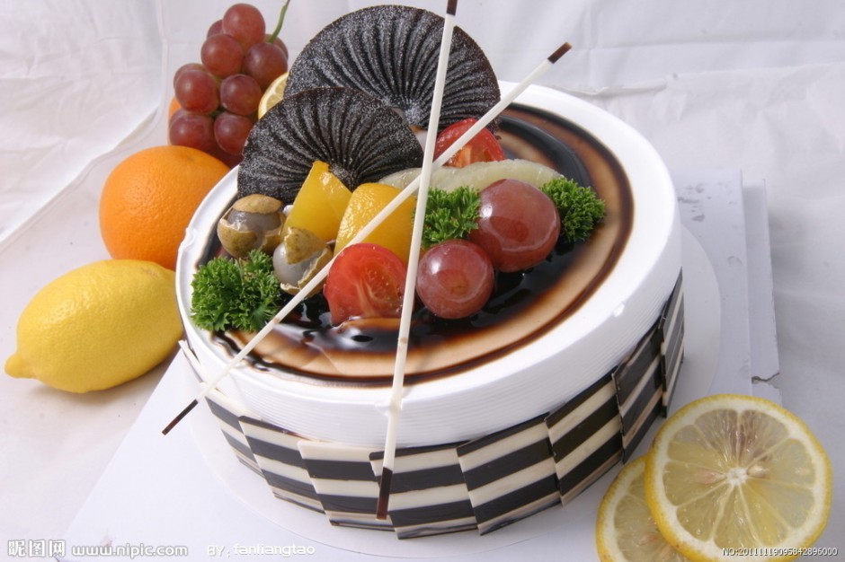 点击大图看下一张：美味可口的水果巧克力蛋糕图片欣赏