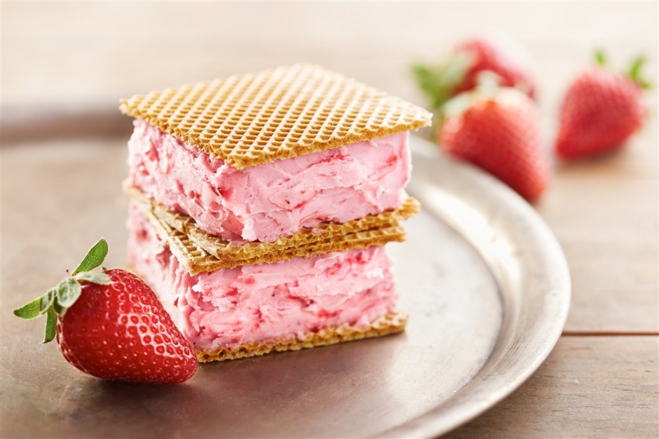 点击大图看下一张：草莓冰淇淋图片 好看的草莓冰淇淋图片