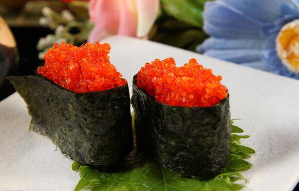 点击大图看下一张：营养丰富的红鱼籽寿司图片