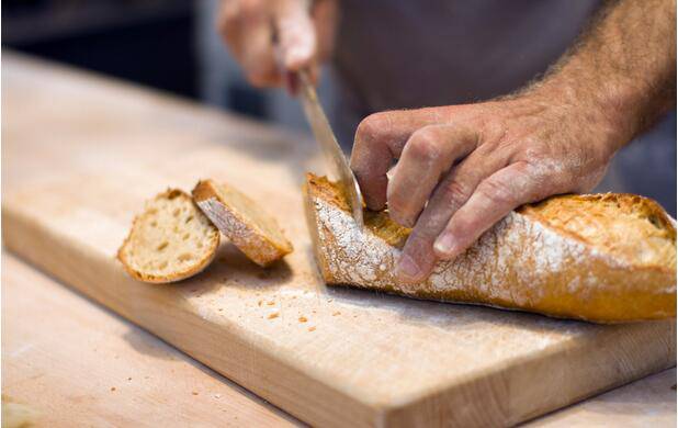 点击大图看下一张：欧美人刀切面包图片