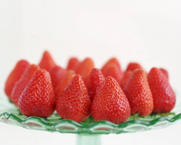 点击大图看下一张：鲜红甜美的草莓蛋糕图片