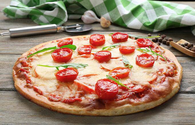 点击大图看下一张：田园果蔬披萨高清图片