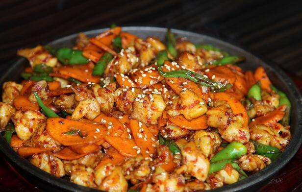 点击大图看下一张:四川特色川菜辣炒鸡脆骨图片