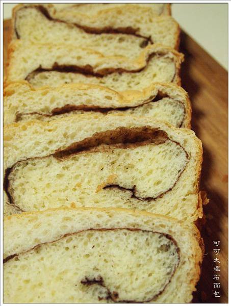 点击大图看下一张：松软美味的可可大理石面包