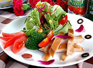 健康营养的蔬果沙拉图片