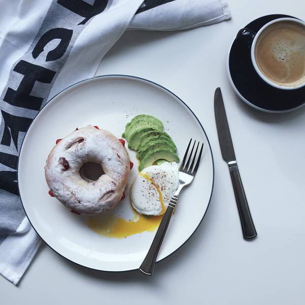 点击大图看下一张：早餐美食奶油甜甜圈图片