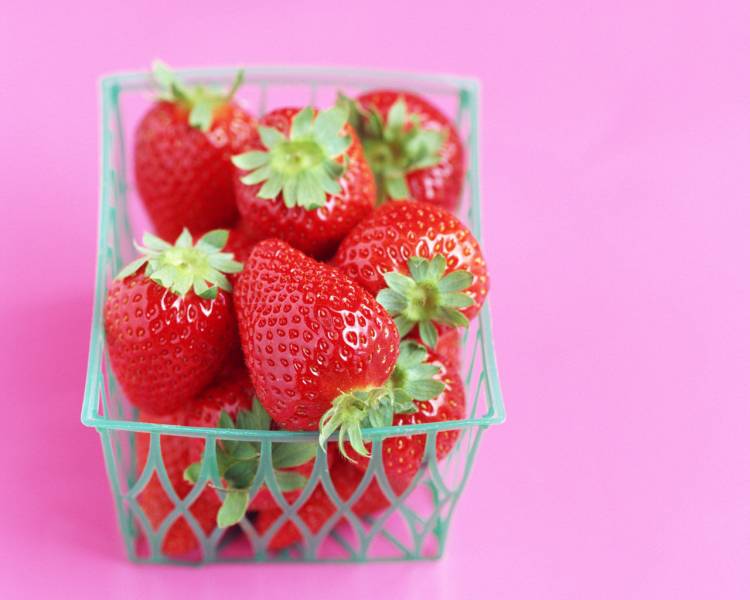 点击大图看下一张：鲜红甜美的草莓蛋糕图片