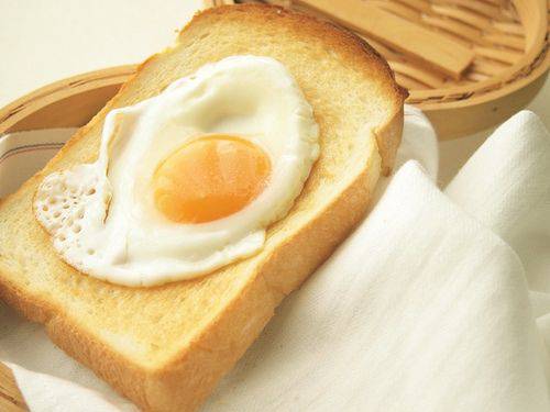 点击大图看下一张：煎蛋面包片美味早餐随手拈来