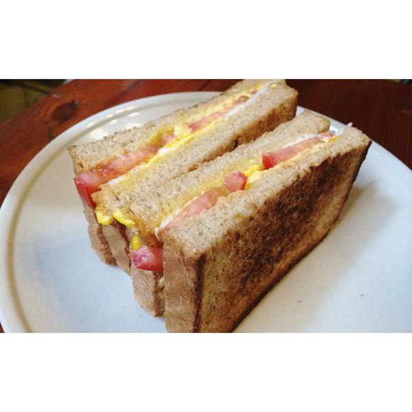 点击大图看下一张：早餐必备的番茄蛋三明治