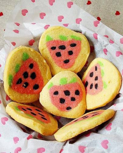 点击大图看下一张：好吃的小清新草莓饼干高清图片